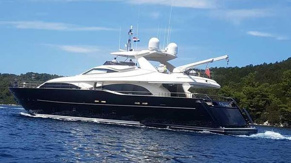 Ferretti Yachts Customline 97