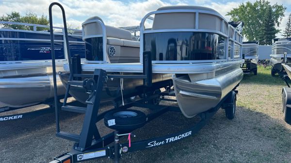 Sun Tracker Party Barge 16 DLX