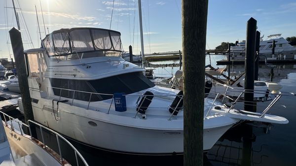Carver 430 Cockpit Motor Yacht