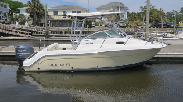 Robalo 225 Walk Around 