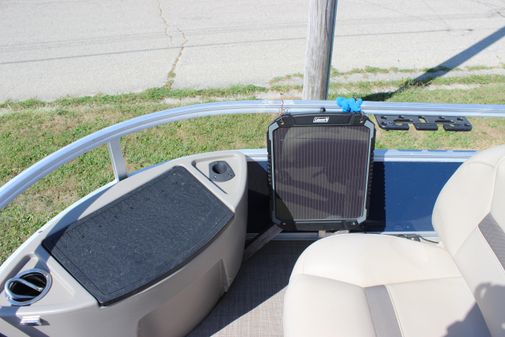 Sun-tracker 18-BASS-BUGGY-DLX image