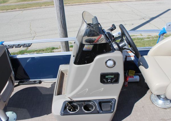 Sun-tracker 18-BASS-BUGGY-DLX image