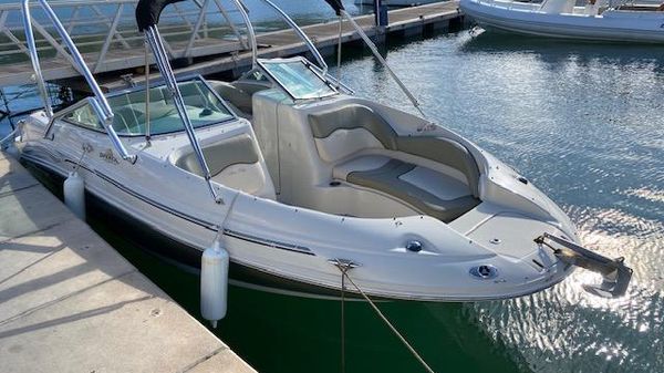 Sea Ray 220 Sundeck 