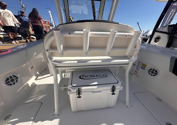 Robalo R250 image