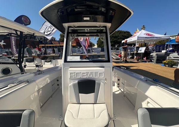 Robalo R250 image