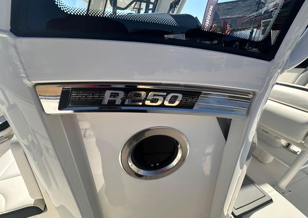 Robalo R250 image