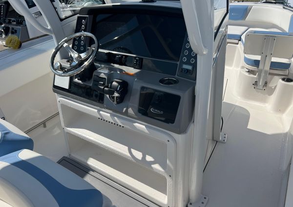 Robalo R250-CENTER-CONSOLE image