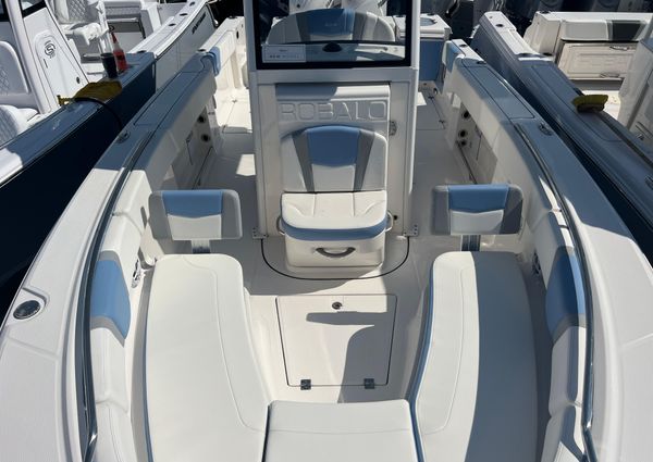 Robalo R250-CENTER-CONSOLE image