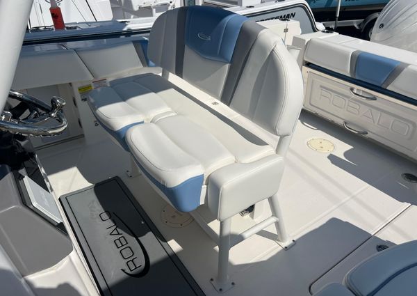 Robalo R250-CENTER-CONSOLE image