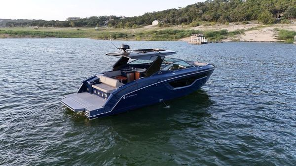 Cruisers Yachts 38 GLS I/O 