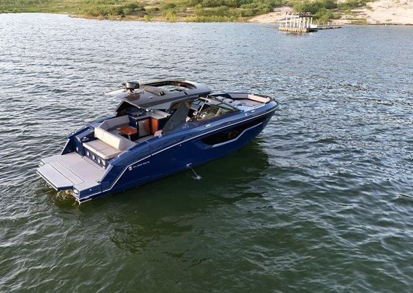 Cruisers Yachts 38 GLS I/O image