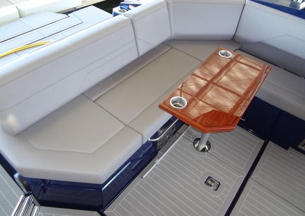 Cruisers Yachts 38 GLS I/O image