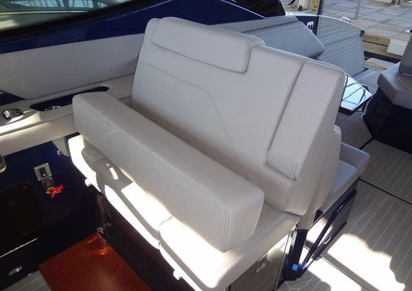 Cruisers Yachts 38 GLS I/O image