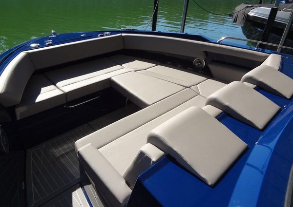 Cruisers Yachts 38 GLS I/O image