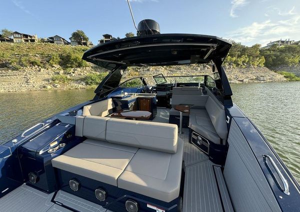 Cruisers Yachts 38 GLS I/O image