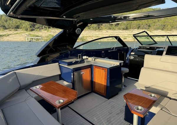 Cruisers Yachts 38 GLS I/O image