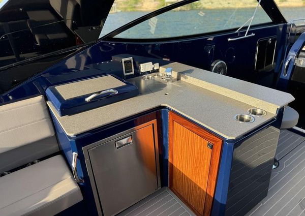 Cruisers Yachts 38 GLS I/O image