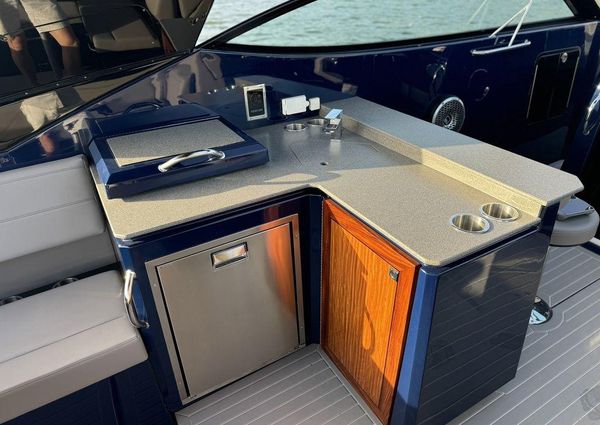 Cruisers Yachts 38 GLS I/O image