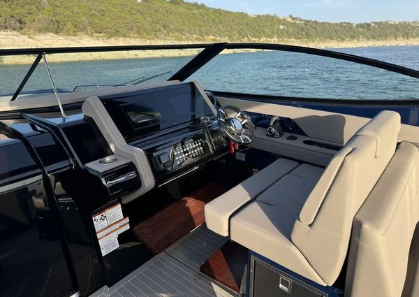 Cruisers Yachts 38 GLS I/O image