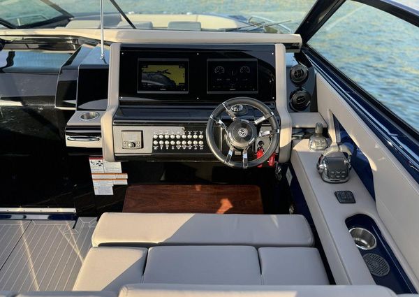 Cruisers Yachts 38 GLS I/O image