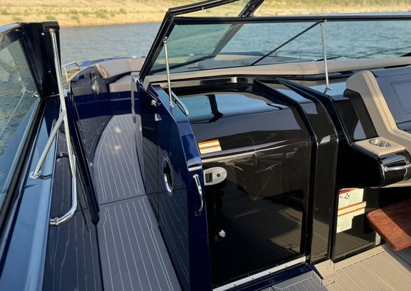 Cruisers Yachts 38 GLS I/O image