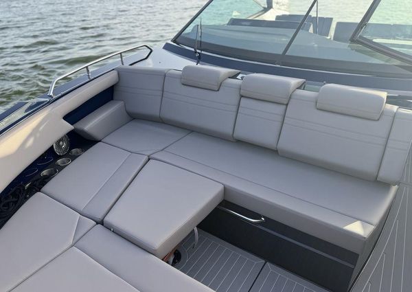 Cruisers Yachts 38 GLS I/O image