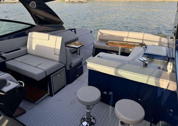 Cruisers Yachts 38 GLS I/O image