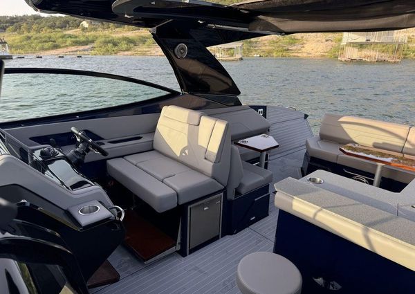 Cruisers Yachts 38 GLS I/O image