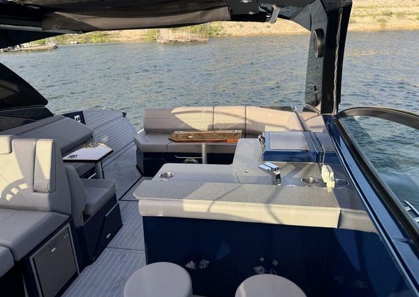 Cruisers Yachts 38 GLS I/O image