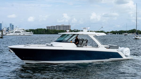 Tiara Yachts 38 LS