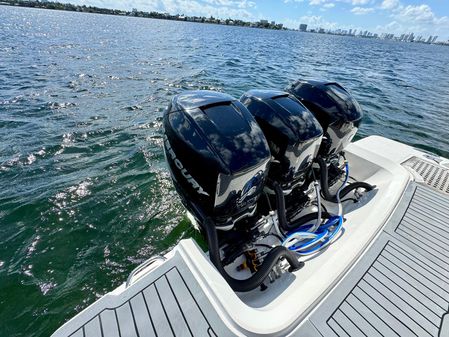 Sea Ray SLX 400 image