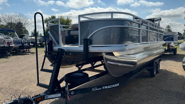 Sun Tracker Fishin' Barge 20 DLX 