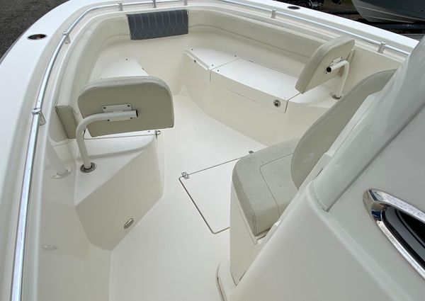 Cobia 262-CENTER-CONSOLE image