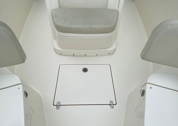 Cobia 262-CENTER-CONSOLE image