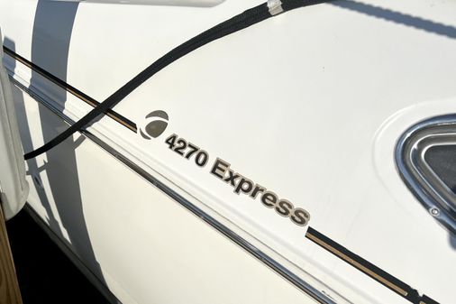 Cruisers Yachts 4270 Express image
