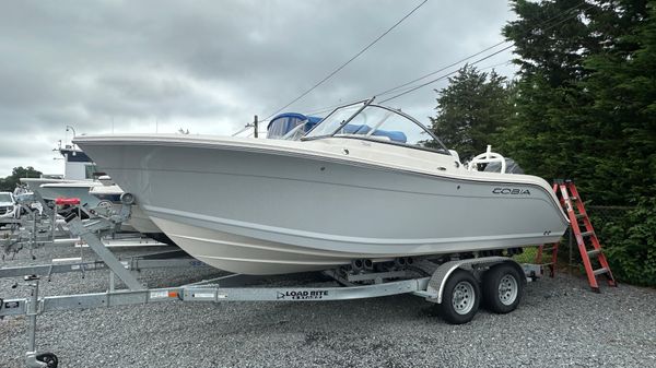 Cobia 220 Dual Console 