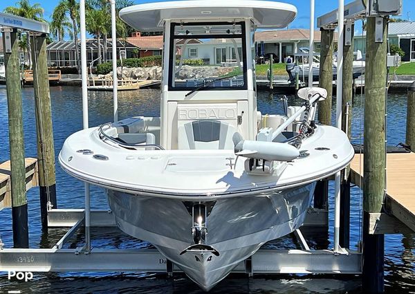 Robalo r272 image