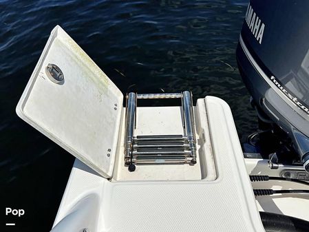 Robalo r272 image