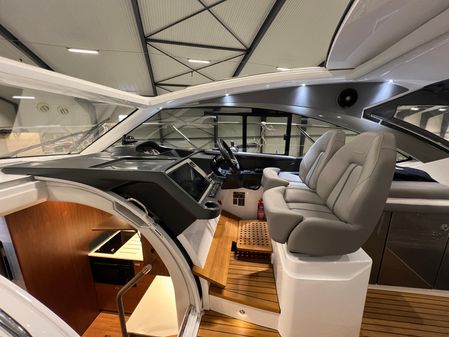 Princess Yachts V40 image