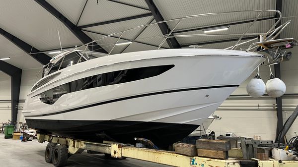 Princess Yachts V40 