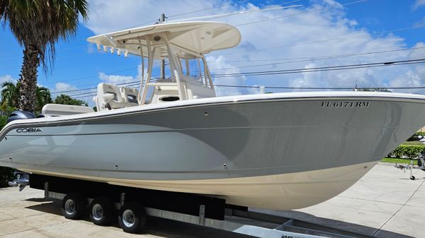 Cobia 261 Center Console 