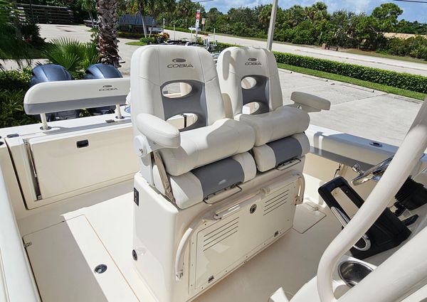 Cobia 261-CENTER-CONSOLE image