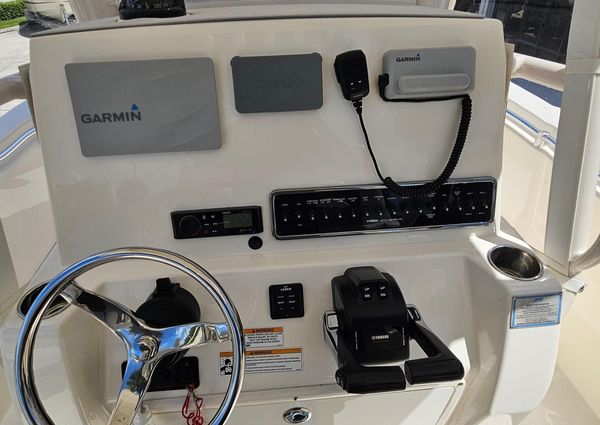 Cobia 261-CENTER-CONSOLE image