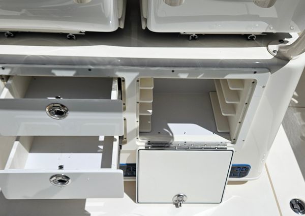 Cobia 261-CENTER-CONSOLE image