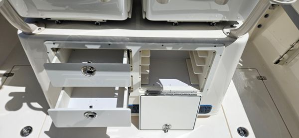 Cobia 261-CENTER-CONSOLE image