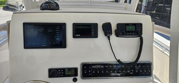 Cobia 261-CENTER-CONSOLE image