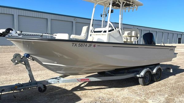 Boston Whaler Montauk 210