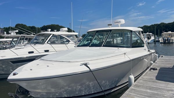 Pursuit 326 DC