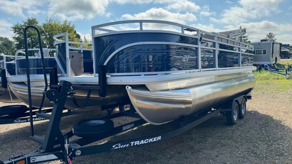 Sun Tracker Fishin' Barge 20 DLX 