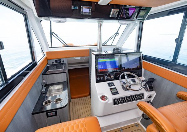 Invincible 46-PILOTHOUSE image